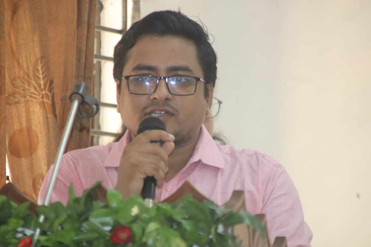 The resignation of the president of the geography department of EB in the face of students