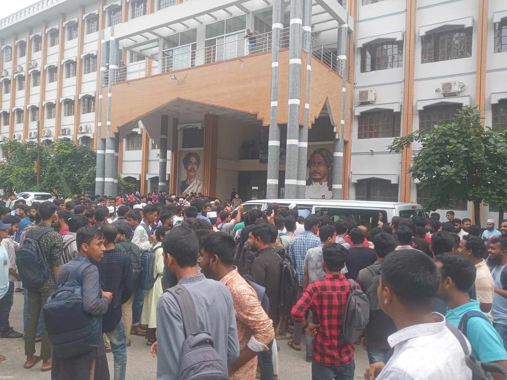 2 leaders of the EB Chhatra League faced the students' cannons when they came to give the exam