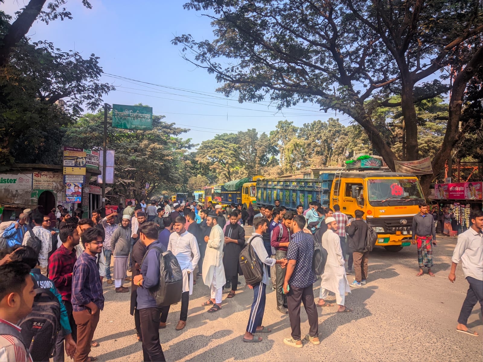 EB students block Khulna-Kushtia highway demanding renovations