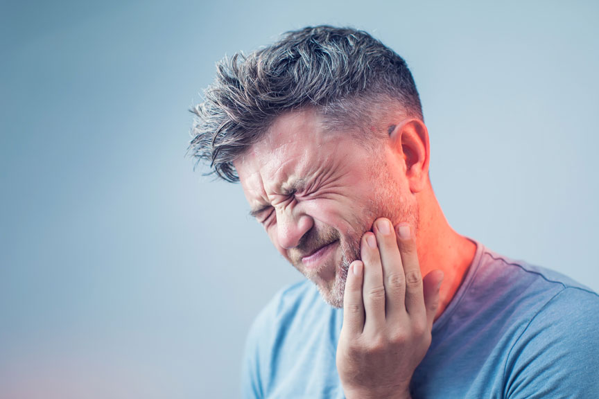 Why do tooth sensitivity and gum problems increase in cold weather?