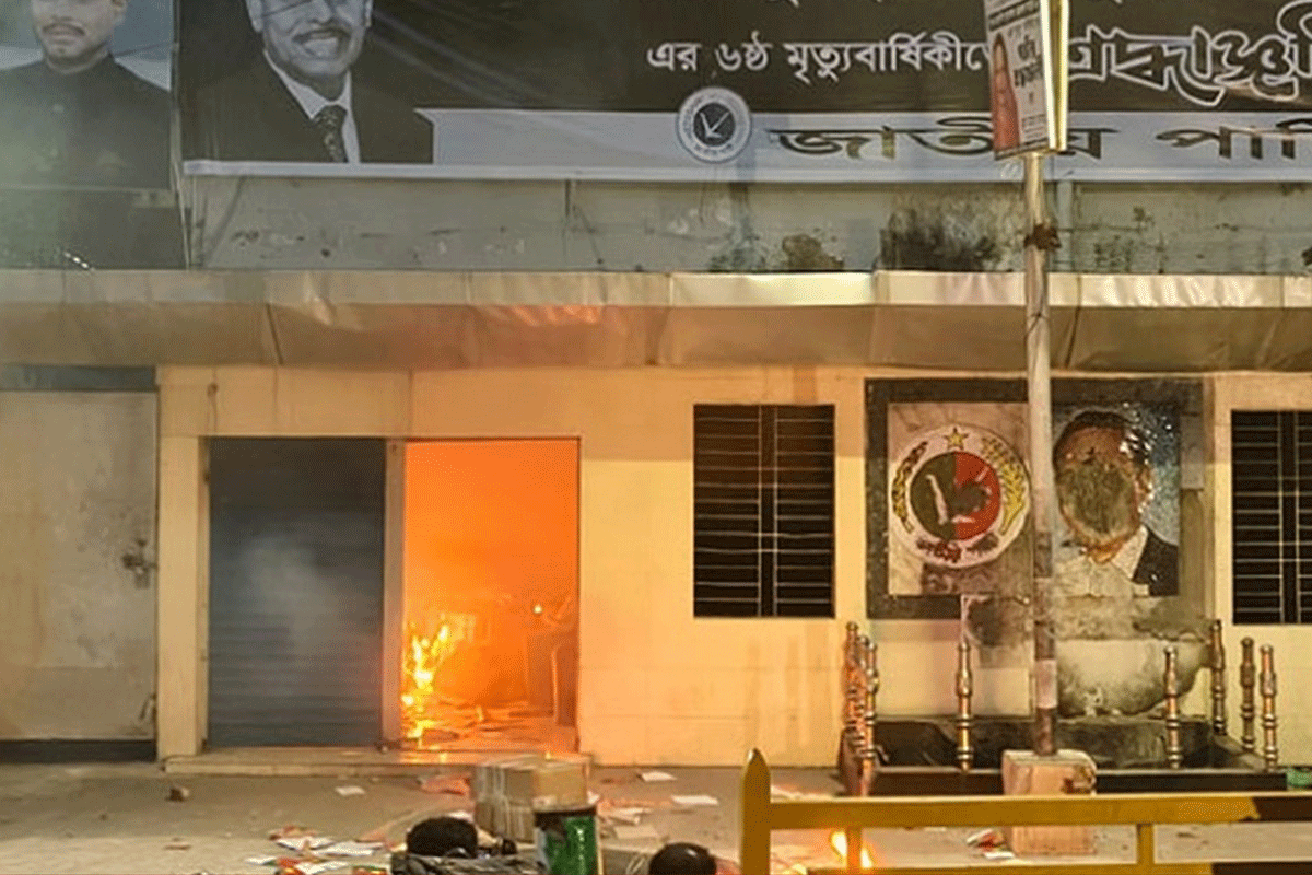 জাতীয় পার্টির কেন্দ্রীয় কার্যালয়ে হামলা-ভাঙচুর-অগ্নিসংযোগ