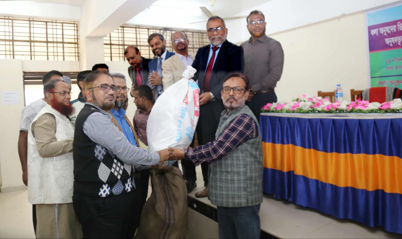 ইবিতে কলা অনুষদভুক্ত বিভাগসমূহে ক্রীড়া সামগ্রী বিতরণ