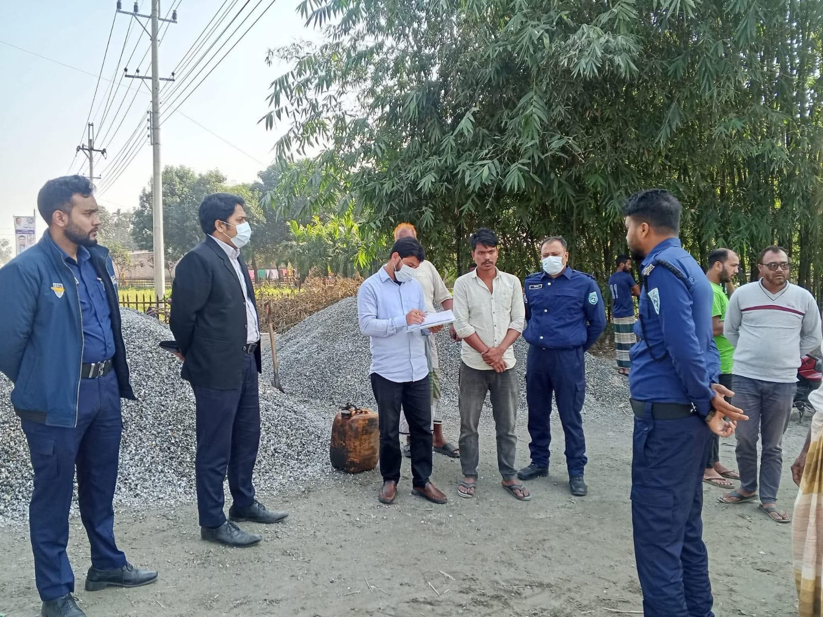 মহাসড়ক দখল করে পাথর মজুদ, তেতুলিয়ায় ব্যবসায়ীকে ৩০ হাজার টাকার জরিমানা