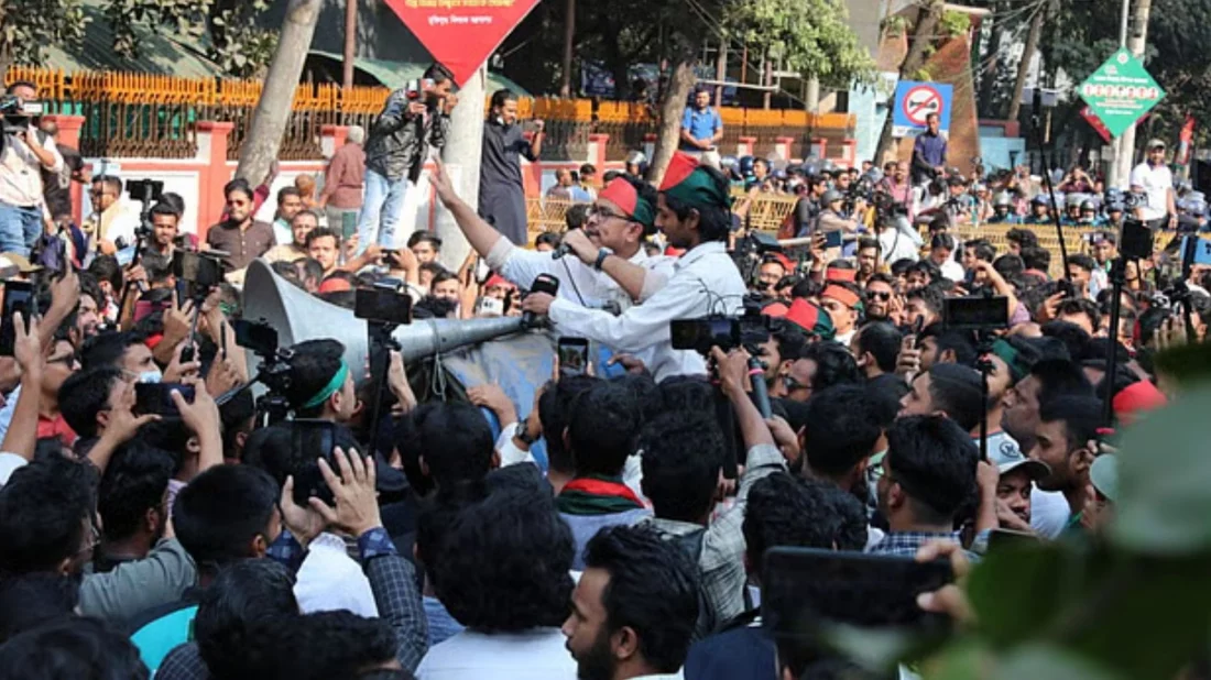 সাদিক কায়েমের নেতৃত্বে স্বরাষ্ট্র উপদেষ্টার কার্যালয় ঘেরাও, পুলিশের বাধা