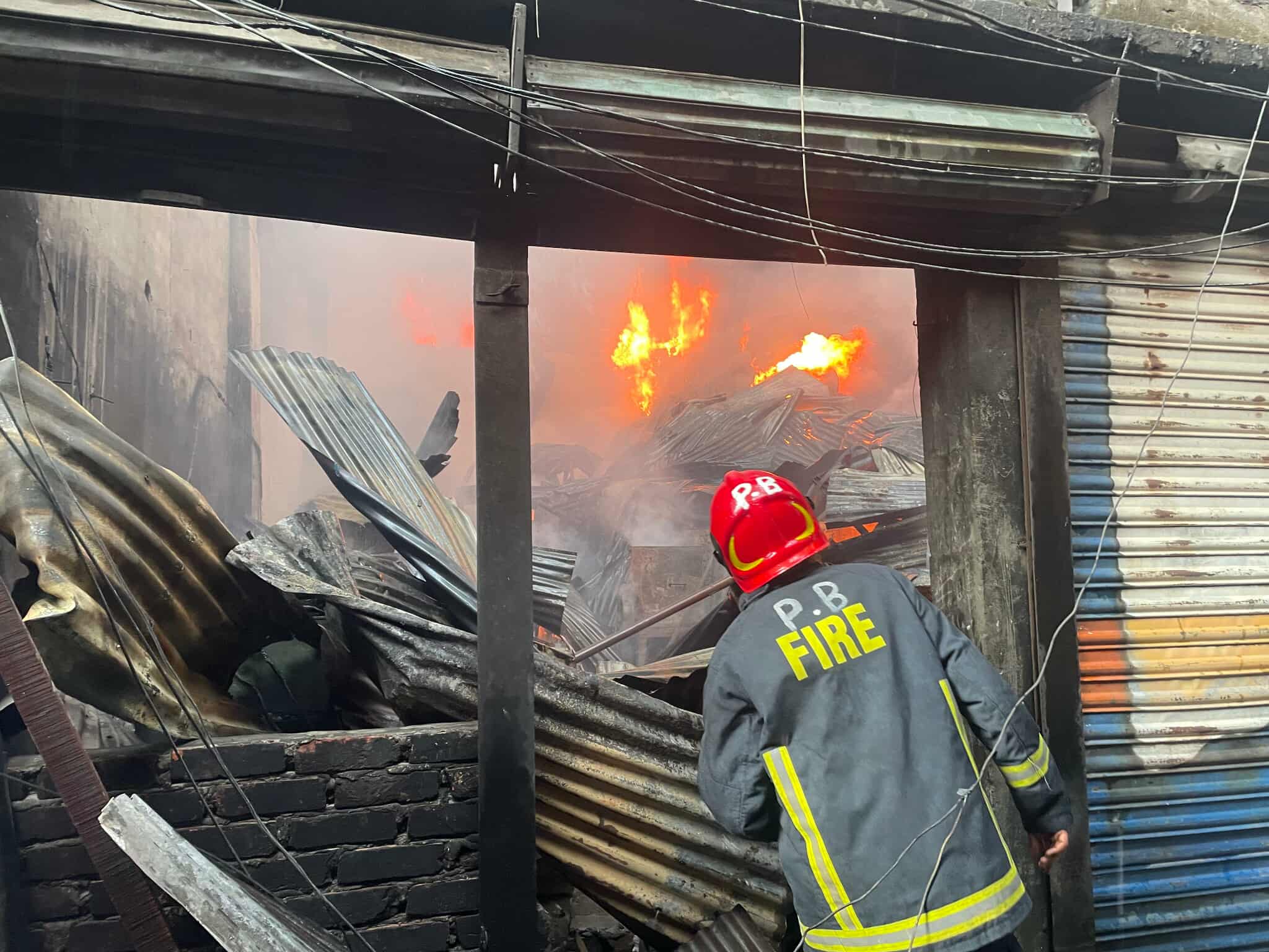 পুরান ঢাকার ইসলামবাগে প্লাস্টিক কারখানায় আগুন