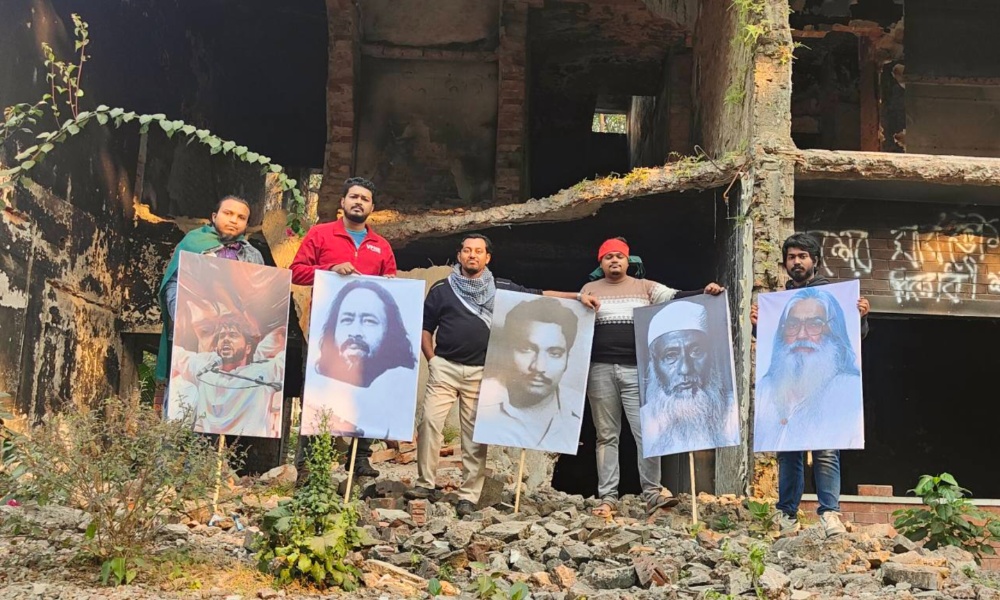 ধানমণ্ডি ৩২-এ টাঙানো হলো ভাসানী ও ওসমান হাদির ছবি