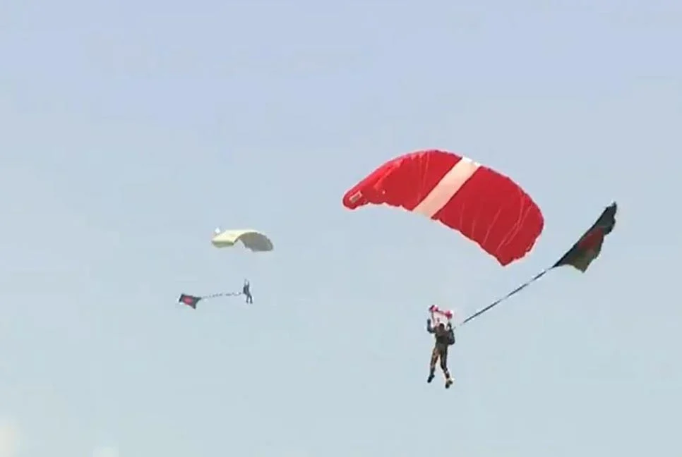 সর্বাধিক পতাকা হাতে প্যারাস্যুটিংয়ে বাংলাদেশের বিশ্বরেকর্ড