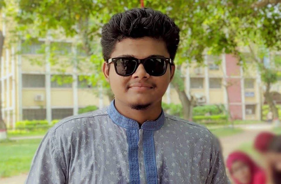 Leader of Ebi Baisa'a removes decorator's materials