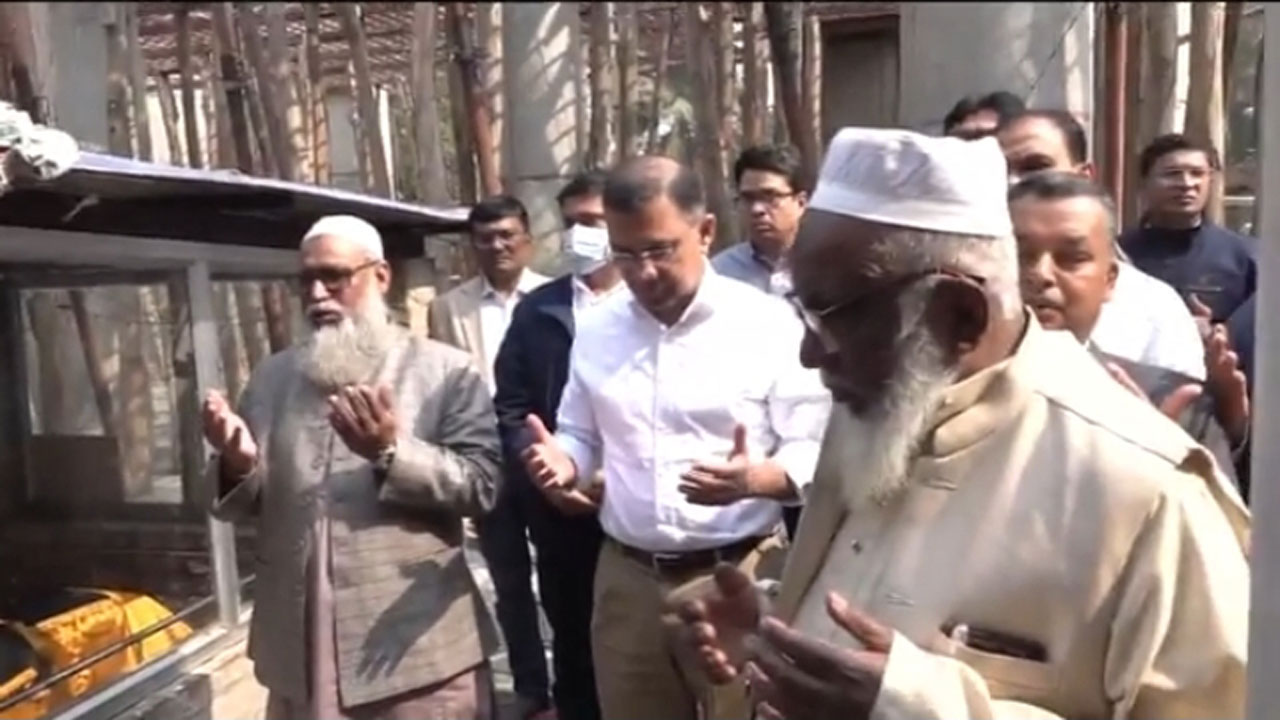 হযরত শাহ মখদুম (রহ.)-এর মাজার জিয়ারত করলেন তারেক রহমান