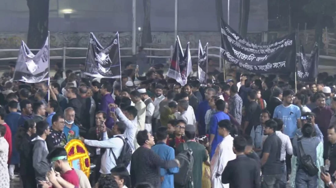 অমর একুশের প্রভাতে শ্রদ্ধার জোয়ার: কেন্দ্রীয় শহীদ মিনারে সর্বস্তরের মানুষের ঢল