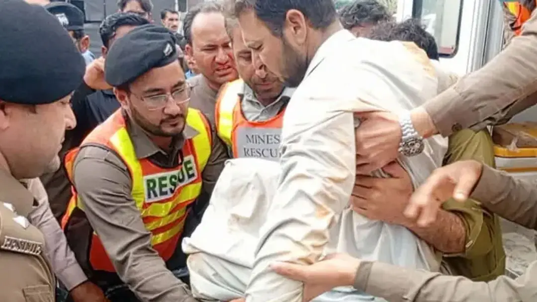 খনিধসের ধ্বংসস্তূপ থেকে ১৭ দিন পর জীবিত শ্রমিক উদ্ধার