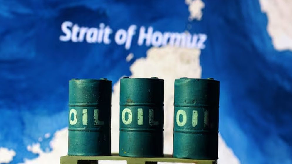 হরমুজে উত্তেজনা চরমে: মার্কিন অবরোধের ঘোষণায় বিশ্ববাজারে তেলের দামে নতুন ঝাঁপ