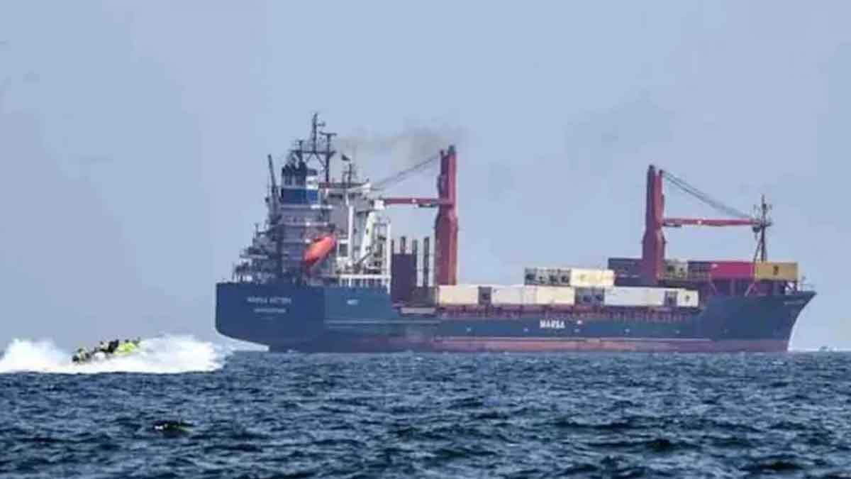 যুক্তরাষ্ট্রের অবরোধের তোয়াক্কা না করে হরমুজ প্রণালী পার হলো চীনের জাহাজ