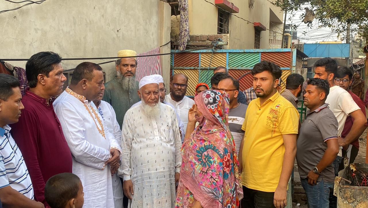 Terrible fire in Savar's Shahibagh, Lion Khorshed stands by the victims