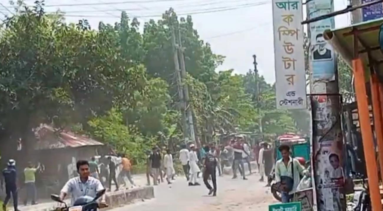 Chhatra Dal-Shibir clash in Ishwardi: Cocktail explosion, at least 10 injured