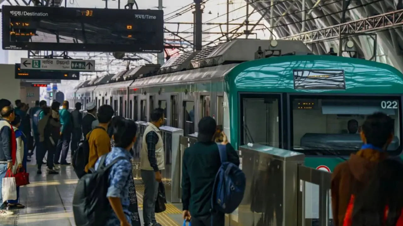 Metro Rail blocked by gas balloon, passengers suffer