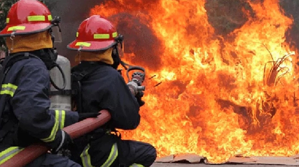 রাজধানীর ডেমরায় কেমিক্যাল গুদামে আগুন, নিয়ন্ত্রণে ফায়ার সার্ভিস