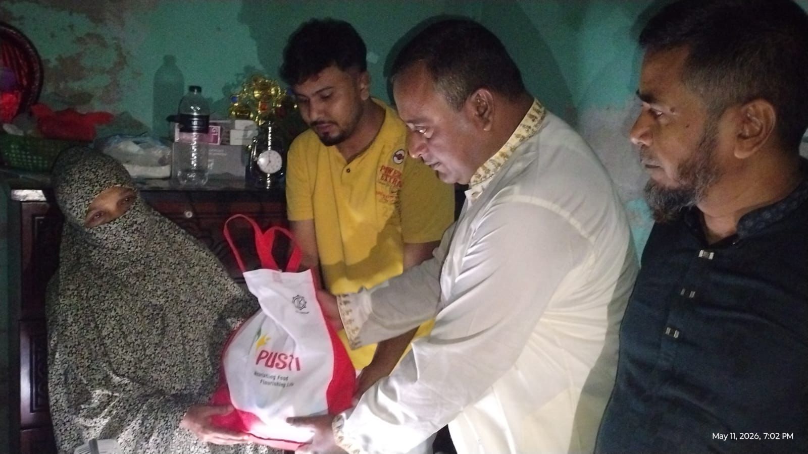 অসুস্থ কিডনি রোগীর পাশে মেয়র প্রার্থী খোরশেদ আলম, শতাধিক পরিবারে ঈদ উপহার বিতরণ