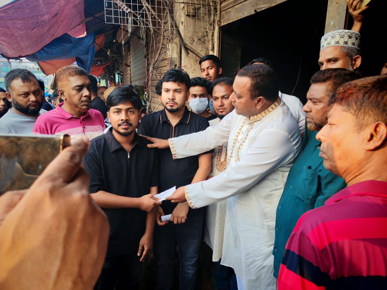 Khorshed Alam stands by fire-affected traders, provides financial assistance