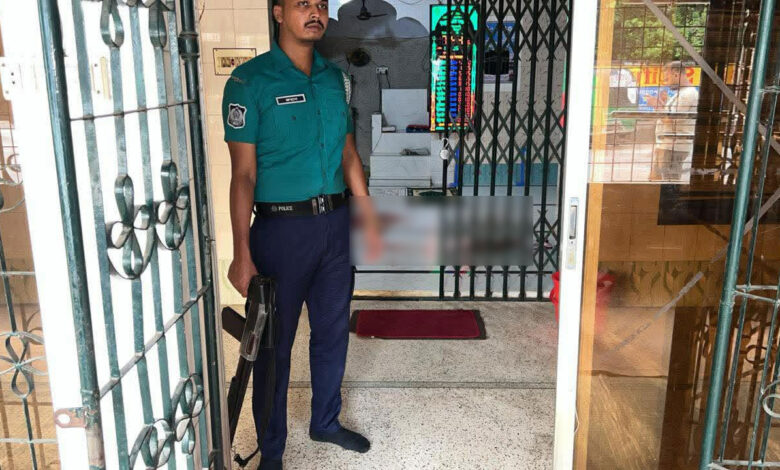 খুলনায় মসজিদে দুর্বৃত্তদের গুলি, আহত দুই মুসল্লি