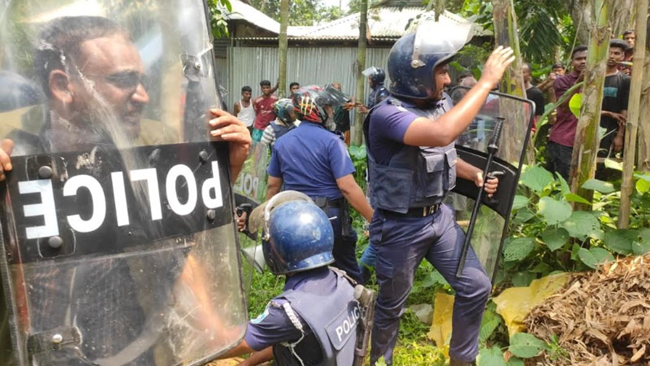 Police convoy attacked after child's body recovered, OC and 30 injured