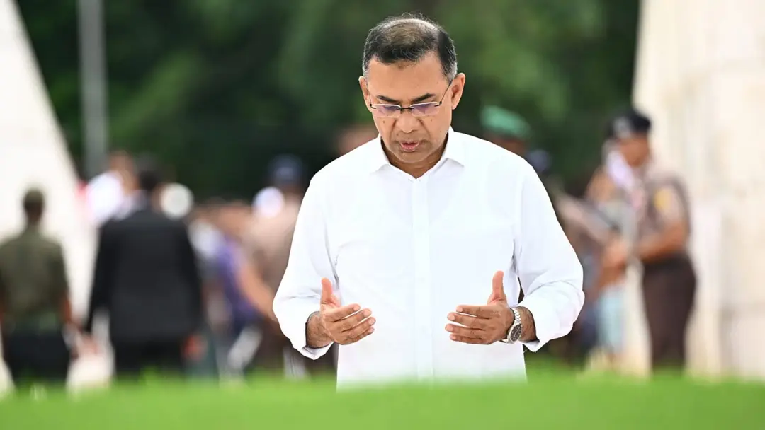 Prime Minister visits parents' graves after returning home after foreign tour