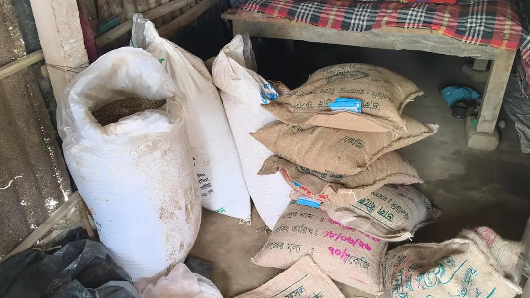 বিএনপি নেতার বাড়িতে সরকারি সার ও ধানবীজ, এলাকায় সমালোচনা