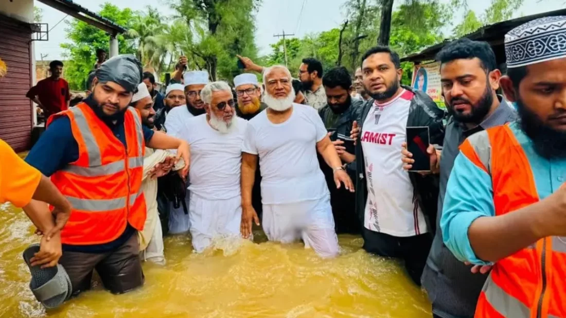 বাঁশখালীর বন্যাদুর্গতদের পাশে শফিকুর রহমান, দিলেন ত্রাণ ও অর্থসহায়তা