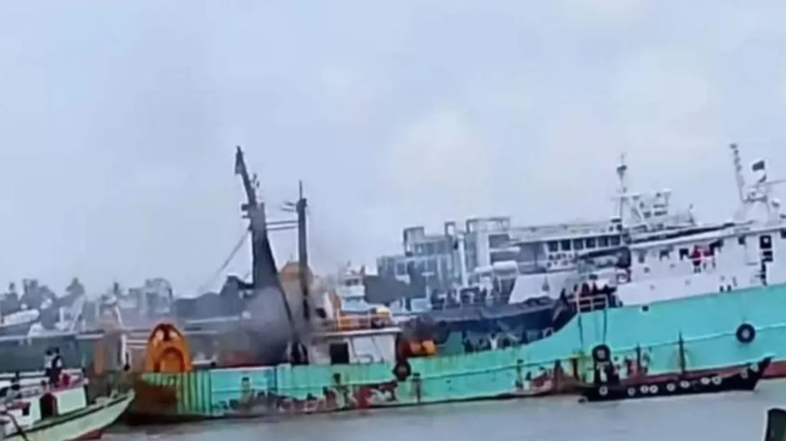 Fishing vessel explodes in Karnaphuli, two sailors die on way to Dhaka
