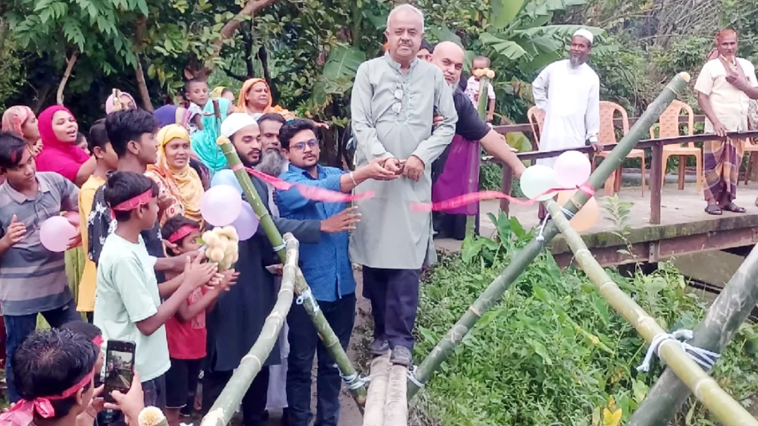 ফিতা কেটে বাঁশের সাঁকো উদ্বোধন করলেন বিএনপি নেতা, সামাজিক মাধ্যমে আলোচনা