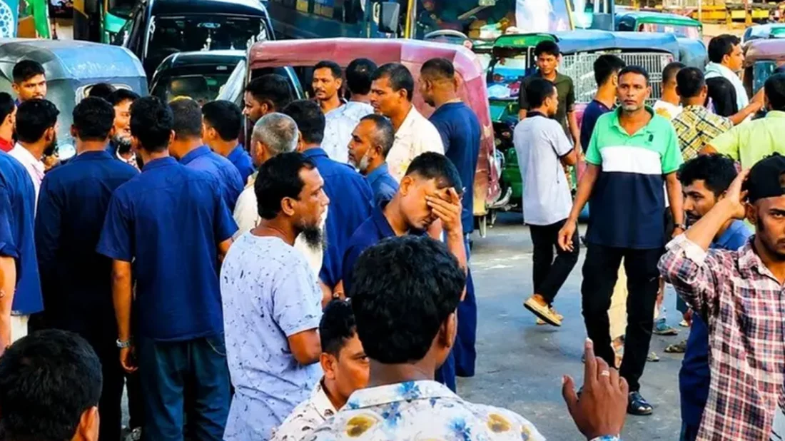 CNG autorickshaw drivers block road in Chittagong due to lack of gas