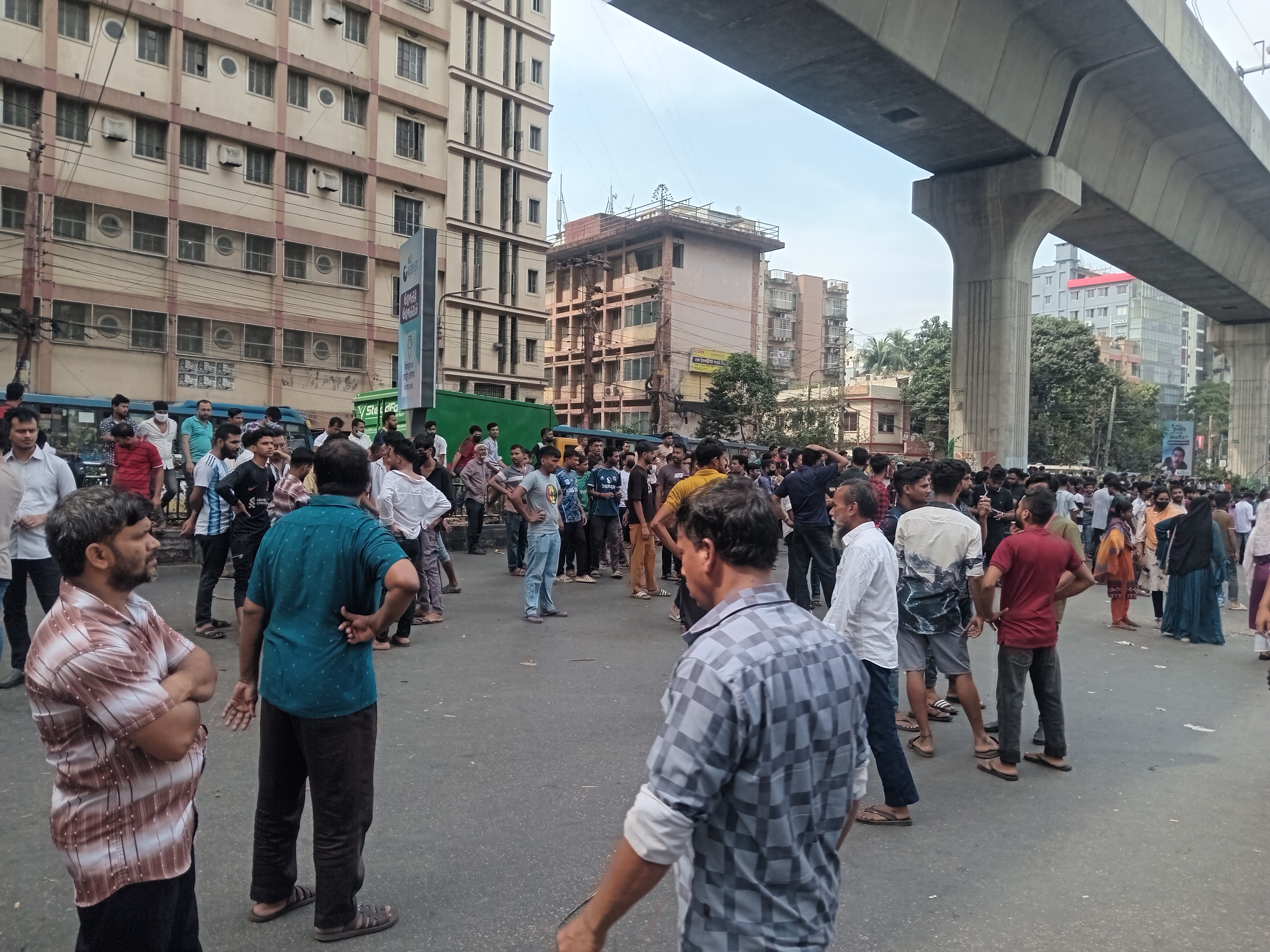 আবারও ন্যায্য মজুরি আদায়ের দাবিতে সড়ক অবরোধ গার্মেন্টস শ্রমিকদের