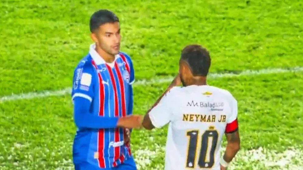 Neymar threatens opponent after receiving a red card